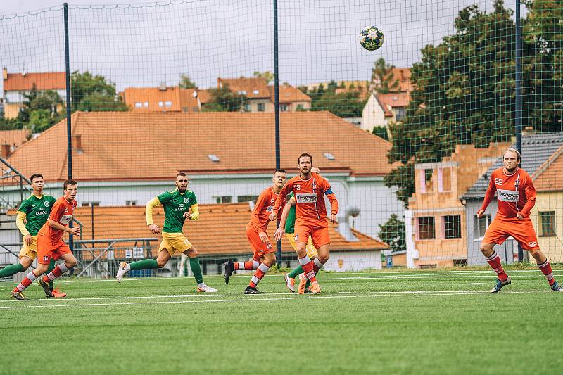 Fotbalisté Ráječka (v zeleném) sahali v Líšni po bodech, nemají ani jeden.