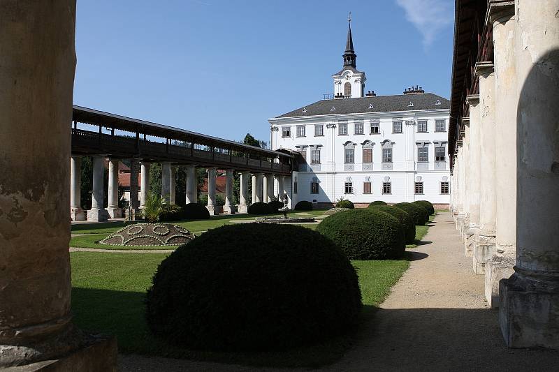 Dělníci se pustí do rozsáhlé obnovy zámecké zahrady v Lysicích včetně zahradnictví se skleníky a oranžérií. Zahrada bude nepřístupná dva a půl roku. Úpravy přibližně za 160 milionů korun ji vrátí původní podobu z konce 19. století.