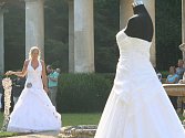 Přehlídka svatebních šatů, kytic a doplňků na zámku v Lysicích.
