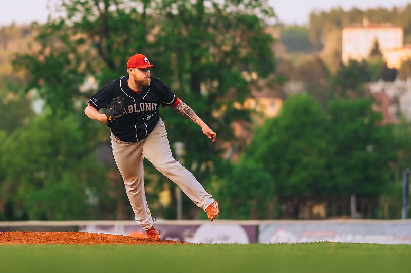 Blanenští baseballisté (ve světlém) na domácím hřišti dvakrát podlehli Jablonci.