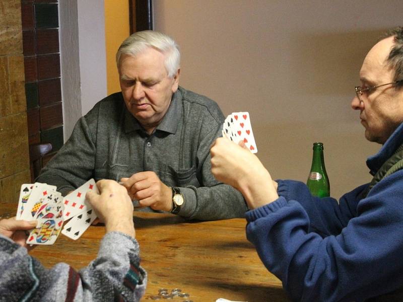 Pohostinství Boby v Okrouhlé zaplnili hráči mariáše. Hrál se tradiční mariášový turnaj Okrouhlecké eso. Vítěz turnaje, Jiří Vyklický ze Suchého, si odnesl půlku prasete.