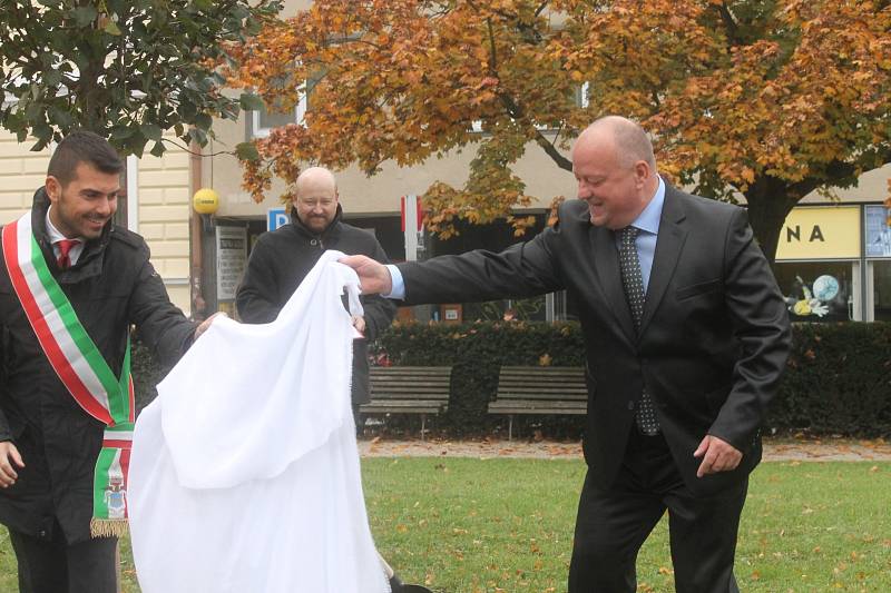 Padesáté výročí partnerství Blanska a italského Scandiana připomíná nový strom na náměstí Svobody.