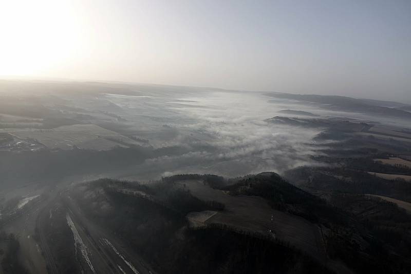 První letošní let a série nádherných fotografií. Paraglidistu Petra Buchtu z Adamova na Blanensku zlákala předpověď počasí k výletu na motorovém křídle. Do vzduchu vystartoval ve středu z kotvrdovického letiště krátce před půl osmou ráno.