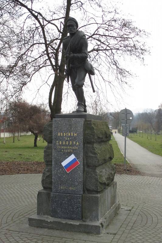 V centru Blanska se objevily papírové trikolóry v barvách ruské vlajky. Papírová vlajka byla přilepená i na pomníku Hrdinům od Zborova. 