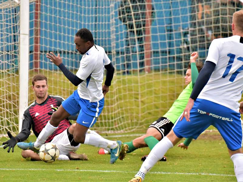 V posledním podzimním kole Moravskoslezské ligy prohráli fotbalisté Blanska (bílé dresy) v Novém Městě na Moravě s SFK Vrchovina 1:2.