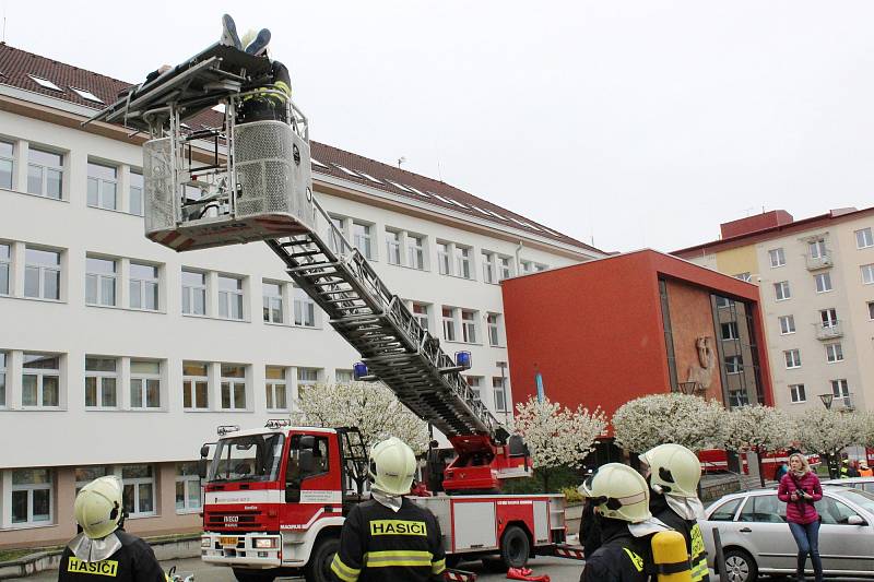 Hasiči zachránili blanenské úředníky z hořící budovy městského úřadu. Při taktickém cvičení.