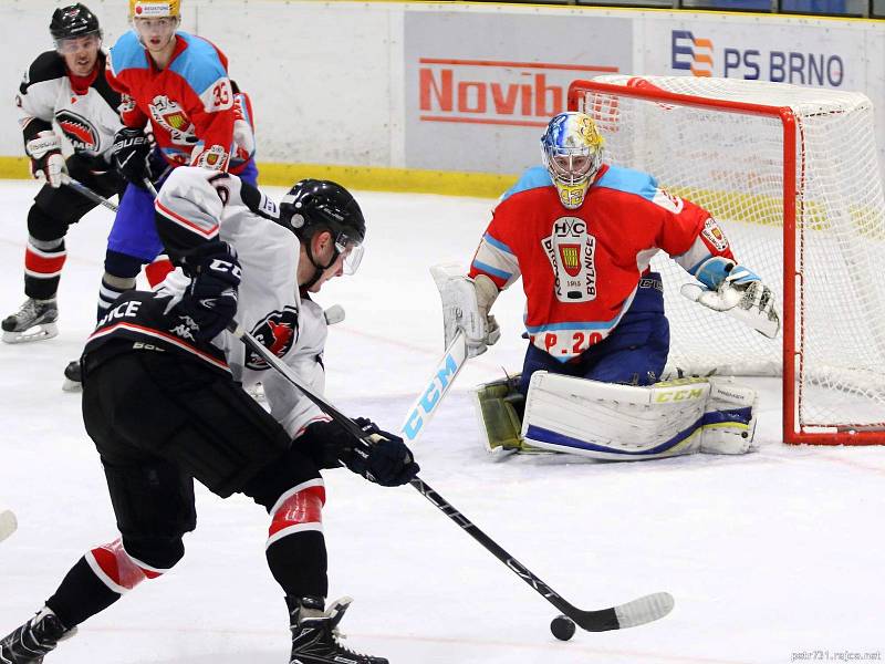V 5. kole krajské ligy hokejisté Minervy Boskovice (bílé dresy) porazili Brumov-Bylnici vysoko 8:1.