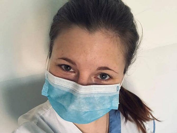 Jitka Hulalová bydlí v Jedovnicích na Blanensku a ve Zlíně studuje na Univerzitě Tomáše Bati obor všeobecná sestra. Při koronavirové epidemii je škola zavřená, ale třiadvacetiletá studentka vypomáhá v tamní nemocnici. FOTO: ARCHIV JITKY HULALOVÁ