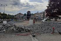 Z gruntu nové. Centrální část Masarykova náměstí v Letovicích na Blanensku nyní ovládá těžká technika. Rekonstrukce má být hotová v srpnu.