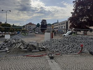 Z gruntu nové. Centrální část Masarykova náměstí v Letovicích na Blanensku nyní ovládá těžká technika. Rekonstrukce má být hotová v srpnu.