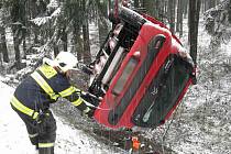 U Rudice bouralo auto. Řidičku s lehkým poraněním hlavy odvezli záchranáři do nemocnice.