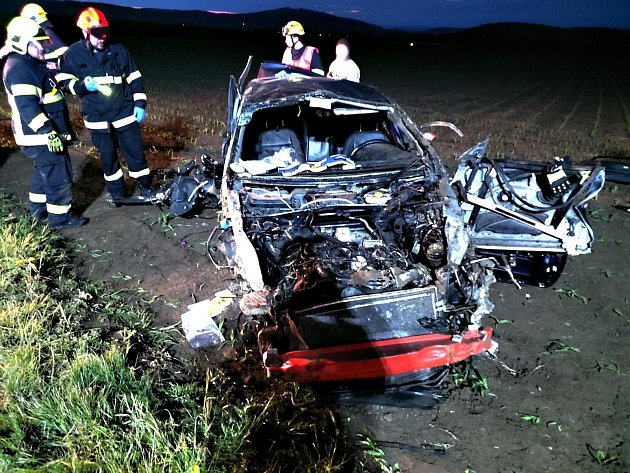 Vážná nehoda nedaleko Uhřic na Blanensku. Tři lidi z vraku vyprostili hasiči