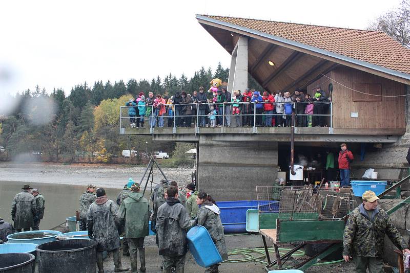 Výlov rybníka Olšovec přilákal do Jedovnic tisíce lidí.