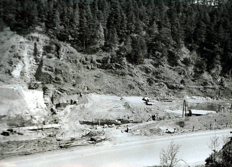 Základová spára hráze v místě návodní kamenné patky - levý břeh (jaro 1975).