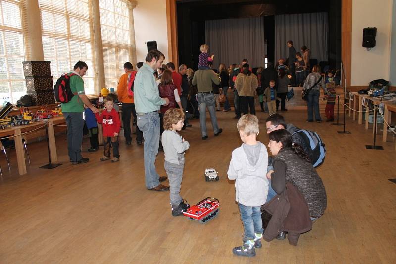 Na třetí ročník akce s názvem Lego Technic Show 2013 – Stroje v pohybu v sobotu do boskovického zámeckého skleníku zavítalo kolem tisícovky návštěvníků. Na akci si mohli prohlédnou kolem stovky modelů z Lega. 