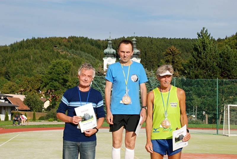 Běh Moravským krasem vyrovnal rekordní účast z předloňska, hlavní závod běželo 75 lidí.