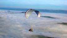 Adamovský farář Pavel Lazárek se léta věnuje létání na motorovém paraglidovém křídle. To později vyměnil za motorové rogalo. Foto: se souhlasem Pavla Lazárka