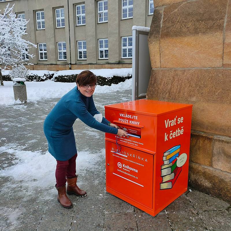 Boskovická knihovna má biblioskříňku na ulici.