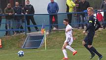 Fotbalisté divizních Tasovic (v bílém) v neděli poprvé na jaře prohráli. Nestačili na Blansko 1:2.