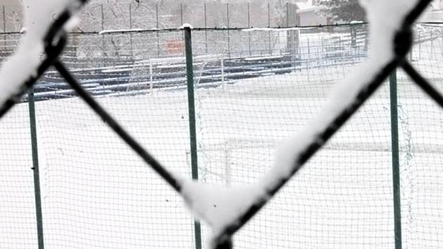 Fotbalové hřiště s umělou trávou v Boskovicích je pod sněhem. Sobotní zápasy zimního turnaje Artézia Cup museli pořadatelé přesunout na jiný termín.