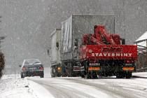 V pondělí zasáhlo Blanensko husté sněžení. Potíže měli například řidiči nákladních aut v Senetářově.