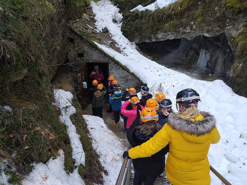 Studenti z rájeckého gymnázia zažili v Tatrách spoustu zajímavých aktivit, například výstup na sněžnicích nebo jízdu na Fat Bike.