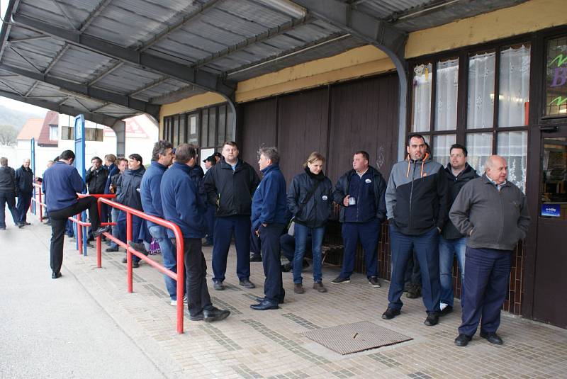 Několik desítek stávkujících řidičů z ČAD Blansko se shromáždilo na blanenském autobusovém nádraží.