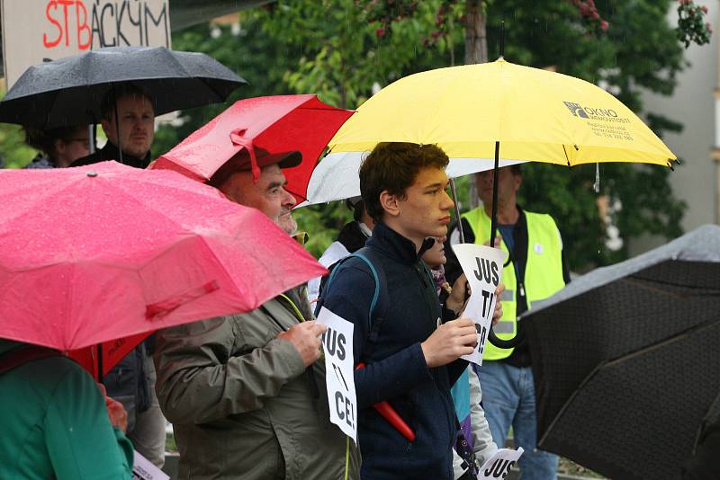 Na blanenském náměstí Republiky přišlo na demonstraci za nezávislou justici a rezignaci premiéra Babiše přes sto lidí. V uplynulých čtrnácti dnech se v okresním městě jednalo už o druhou protestní akci.