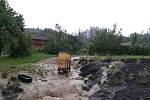Bouře v Drnovicích na Blanensku. Hasiči odčerpávali vodu ze zatopeného domu.