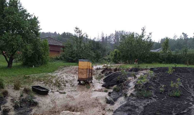 Bouře v Drnovicích na Blanensku. Hasiči odčerpávali vodu ze zatopeného domu.