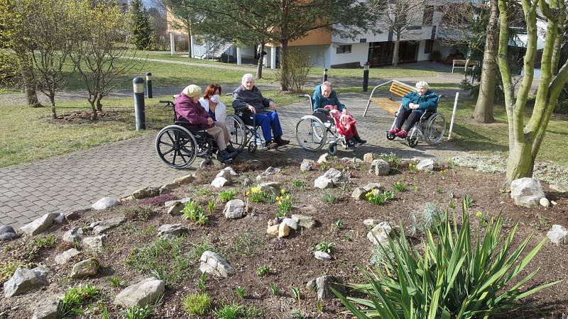 Klienti Senior centra užívají jara alespoň na zahradě.