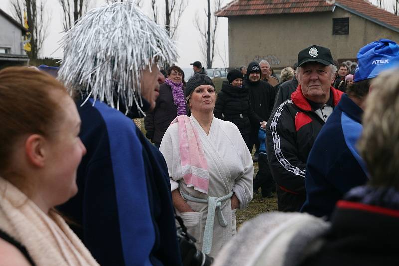 Zatopený lom v Šošůvce obsadili otužilci. Ti si v neděli odpoledne zaplavali ve vodě, která měla dva stupně.