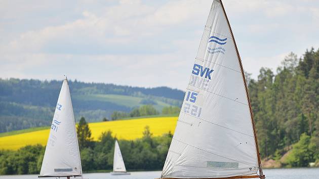 Letovický oddíl jachtařů pořádal v sobotu na přehradě Křetínka tradiční závody Finn cup. Už po páté. Závodníci sice nasedali do lodí za slunečného počasí, ale zradil je vítr. Na vodě totiž téměř nefoukalo. Finn cup nakonec vyhrál Michal Kubík z Blanska.