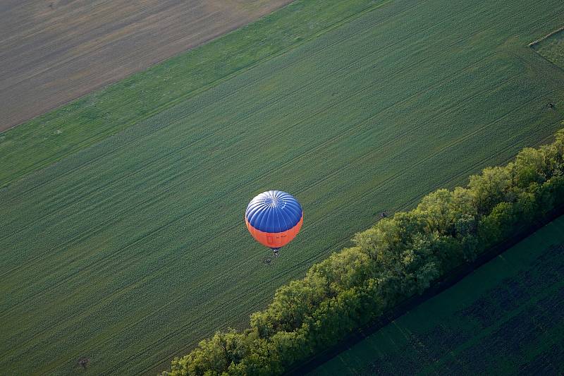 Poznáte v tradičním vzdušném kvízu motorového paraglidisty Petra Buchty z Adamova na Blanensku, která místa v regionu fotografoval tentokrát?