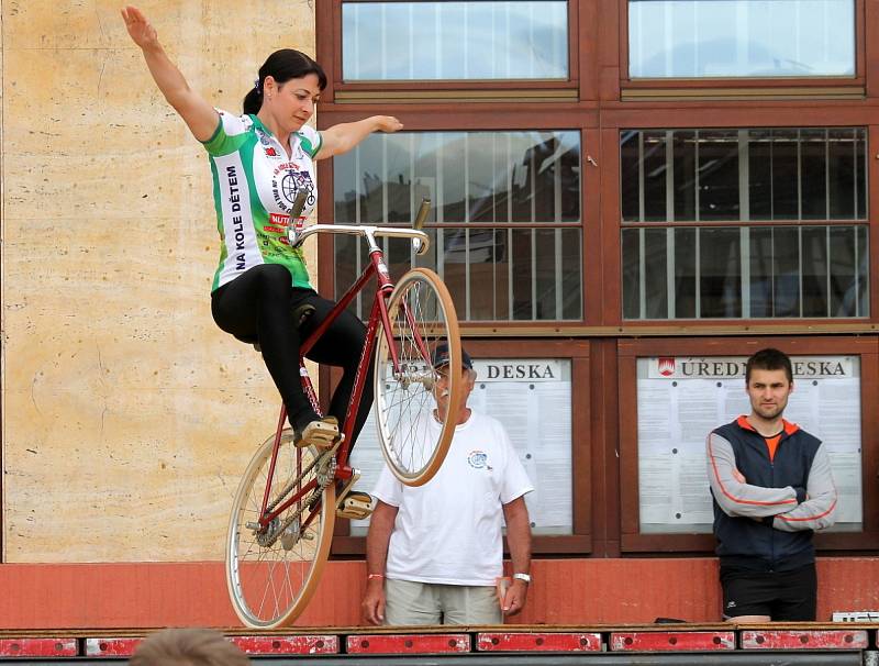 Devátá etapa Cyklotour 2013 v režii nadačního fondu Josefa Zimovčáka Na kole dětem vedla také přes Blanensko.