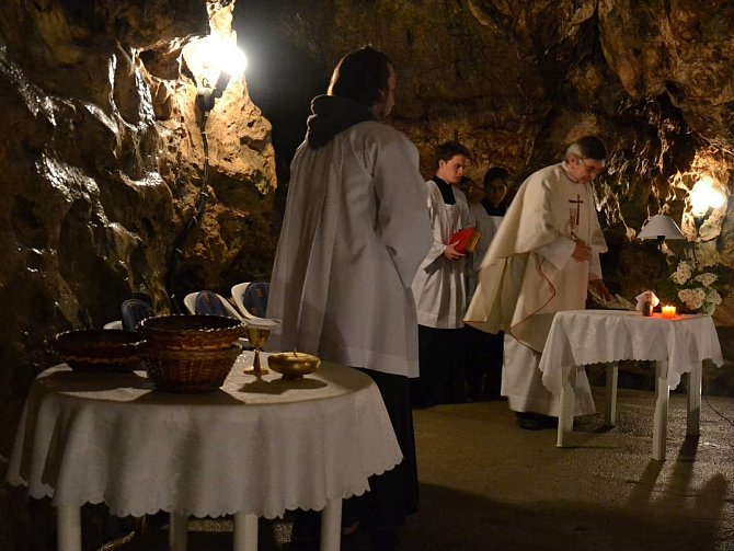 Císařská jeskyně v Moravském krasu, označovaná jako Moravské Lurdy, se v sobotu opět zaplnila věřícími. Konala se tu třináctá obnovená pouť do této části podzemí, jíž se účastnilo několik stovek věřících.