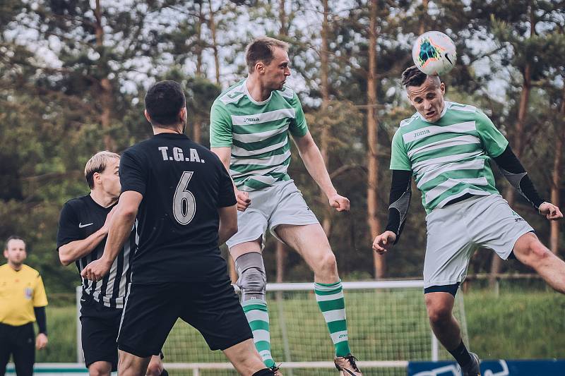 Fotbalisté Rájce-Jestřebí (zelenobílé dresy) v přípravě porazili Kunštát 6:3.