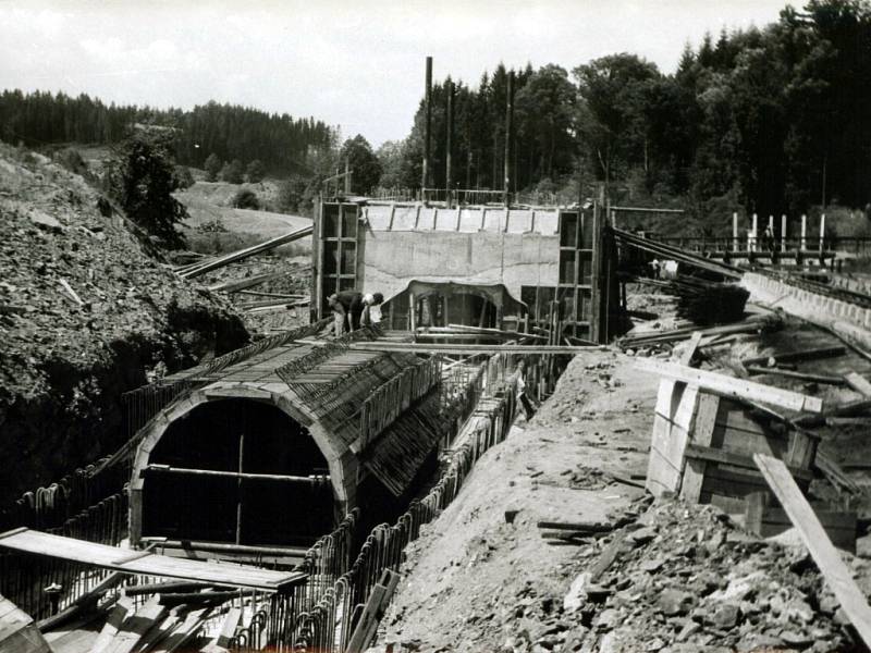 Bednění klenby štoly spodních výpustí s armaturou se základem odběrné věže (léto 1973).