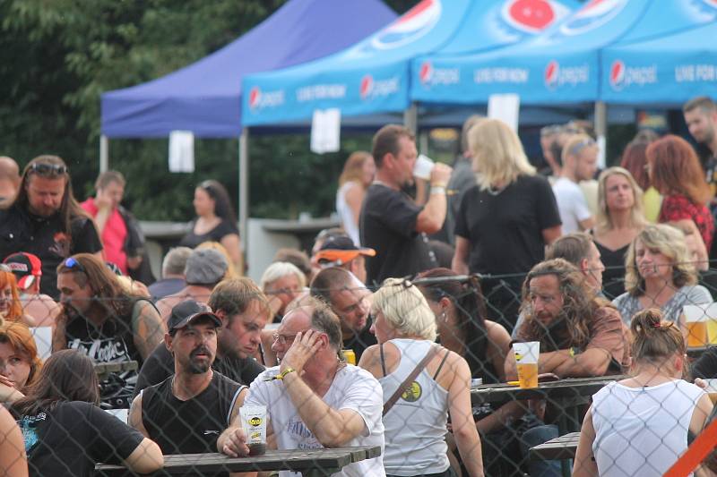 Voděrady ovládl od pátku do neděle Motosraz KilianGang. Už počtvrté. Motorkáři vybrali na charitu přes sto padesát tisíc korun. Výtěže předali čtyřem rodinám dětí, které trpí mozkovou obrnou.