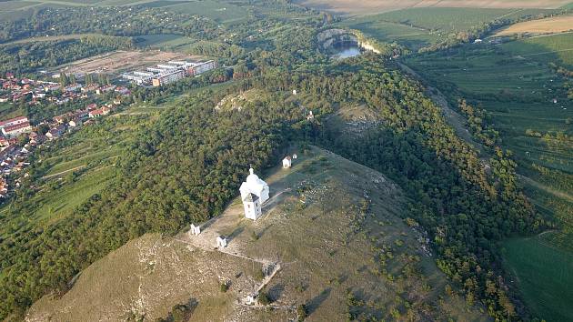 Poznáte v tradičním vzdušném kvízu motorového paraglidisty Petra Buchty z Adamova na Blanensku, která místa v regionu fotografoval tentokrát?