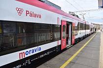 Čtyřvozový nízkopodlažní vlak Moravia (na snímku) má po premiéře pauzu. Dvě kratší soupravy poničili sprejeři.