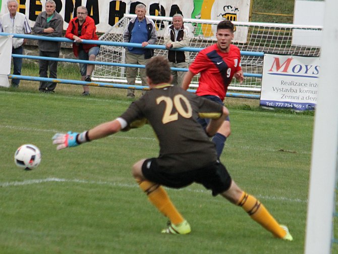 V pátém kole divize hrálo FK Blansko (v červeném) s HFK Třebíč nerozhodně 2:2.