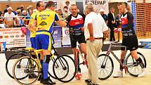 Letovice hostily mistrovství republiky v sálové cyklistice. V kolové vyhrál v dresu Svitávky rodinný pár. Jiří Hrdlička starší se synem Jiřím.