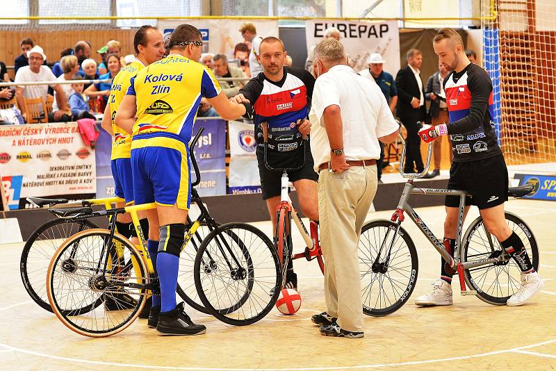 Letovice hostily mistrovství republiky v sálové cyklistice. V kolové vyhrál v dresu Svitávky rodinný pár. Jiří Hrdlička starší se synem Jiřím.