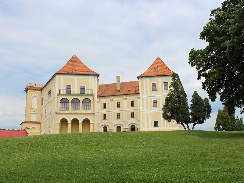 Před rokem začali v letovickém zámku s chovem veverek. Netušili, kolik problémů jim to přinese.