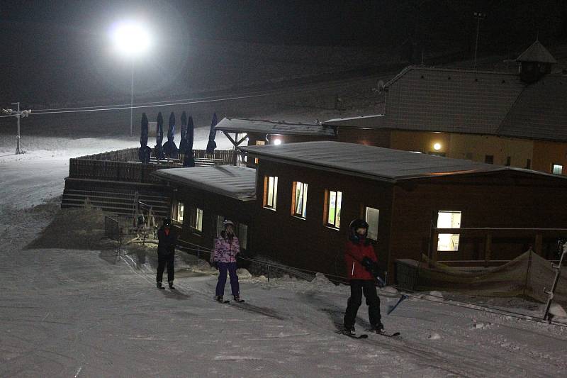 Na Blanensku už také začala lyžařská sezona. V Olešnici v pátek ve čtyři hodiny odpoledne spustili v tamním ski areálu kotvu a dětský vlek. I když na lyžování nebyly ideální podmínky a upravená je zatím jen část sjezdovky, desítkám lidí to vůbec nevadilo.