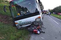 Nehoda motorky a autobusu u Boskovic ve středu ráno.