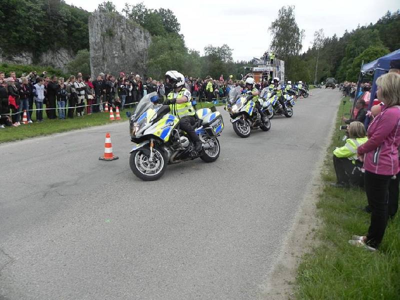 Přes osm set motorkářů. Takovou účast měl dvanáctý ročník preventivní akce Nežij vteřinou, který se konal v areálu Sloupsko-šošůvských jeskyní. Tématem letošního setkání bylo heslo Buď vidět, neriskuj!