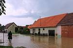 Po dvou bouřkách zatopila v pondělí voda v Černovicích několik domů a sklepů. 