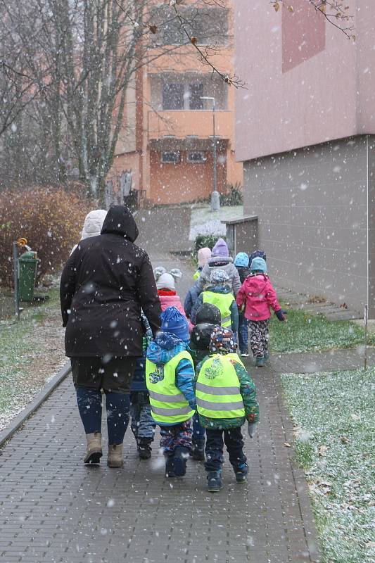 Předpověď meteorologům vyšla. V pátek dopoledne začalo na jihu Moravy sněžit. Z prvních sněhových vloček měly radost hlavně děti. Na snímcích ulice Adamova na Blanensku.
